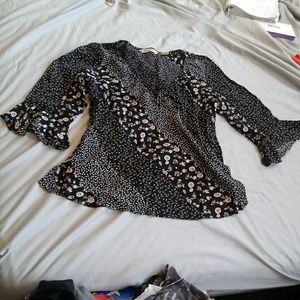 Quizz petite size 8 black flowered blouse